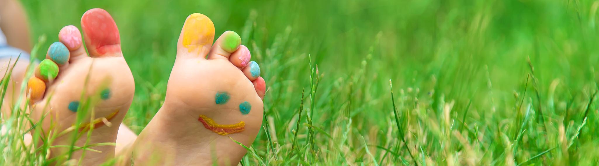 Pies descalzos, niños felices: beneficios para su desarrollo